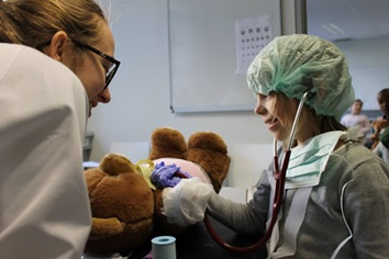Teddy Bear Hospital. Kinderen verzorgen samen met studenten geneeskunde hun 'zieke' knuffel., BeMSA