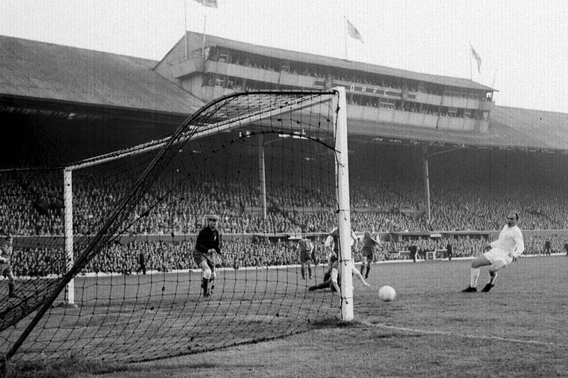 Malgré le soutien de ses nouveaux amis écossais, l'Eintracht Francfort subira la loi du Real Madrid en finale de cette C1 de 1960. Ici, Alfredo Di Stefano marque l'un de ses trois buts., belga