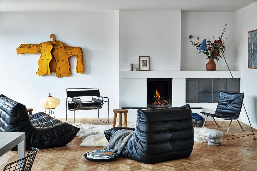 Het houten jasje van Pieter Celie is het 'conversation piece' in het salon, samengesteld met ontwerpen van Poul Kjaerholm, Marcel Breuer, Michel Ducaroy en Brandlhuber, Jan Verlinde