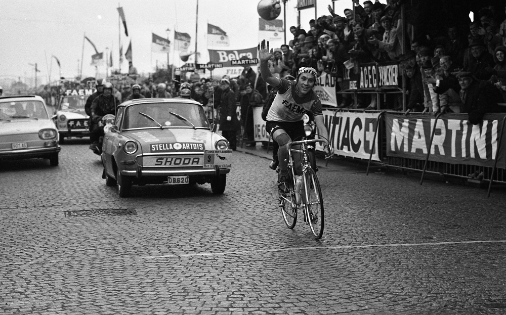 Eddy Merckx lors de sa victoire sur le Tour des Flandres 1969 avant deux autres victoires de prestige la même année: sur Liège-Bastogne-Liège et surtout sur le Tour de France.