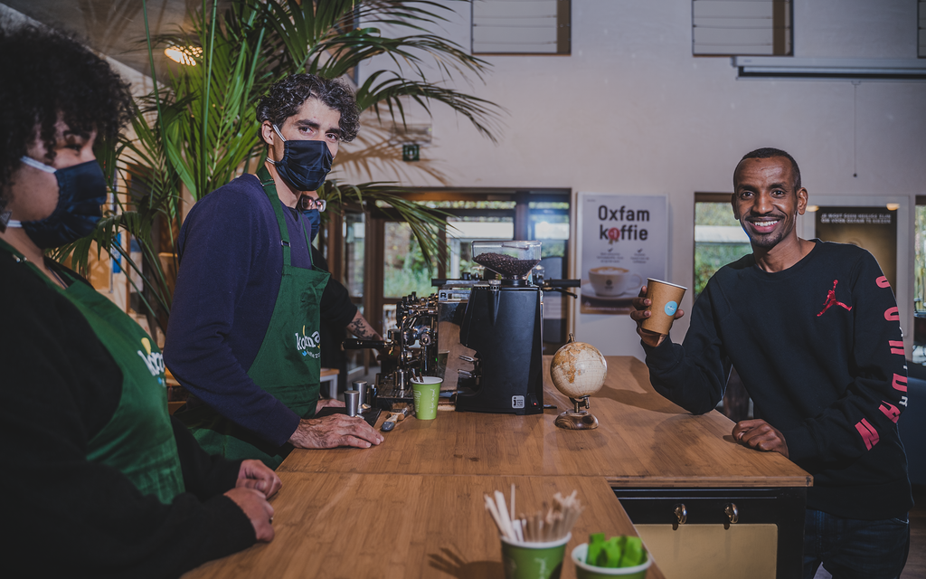 Komaf Koffie: ambassadeur Bashir Abdi drinkt een koffie bij twee kersverse barista's, Boven de Brug