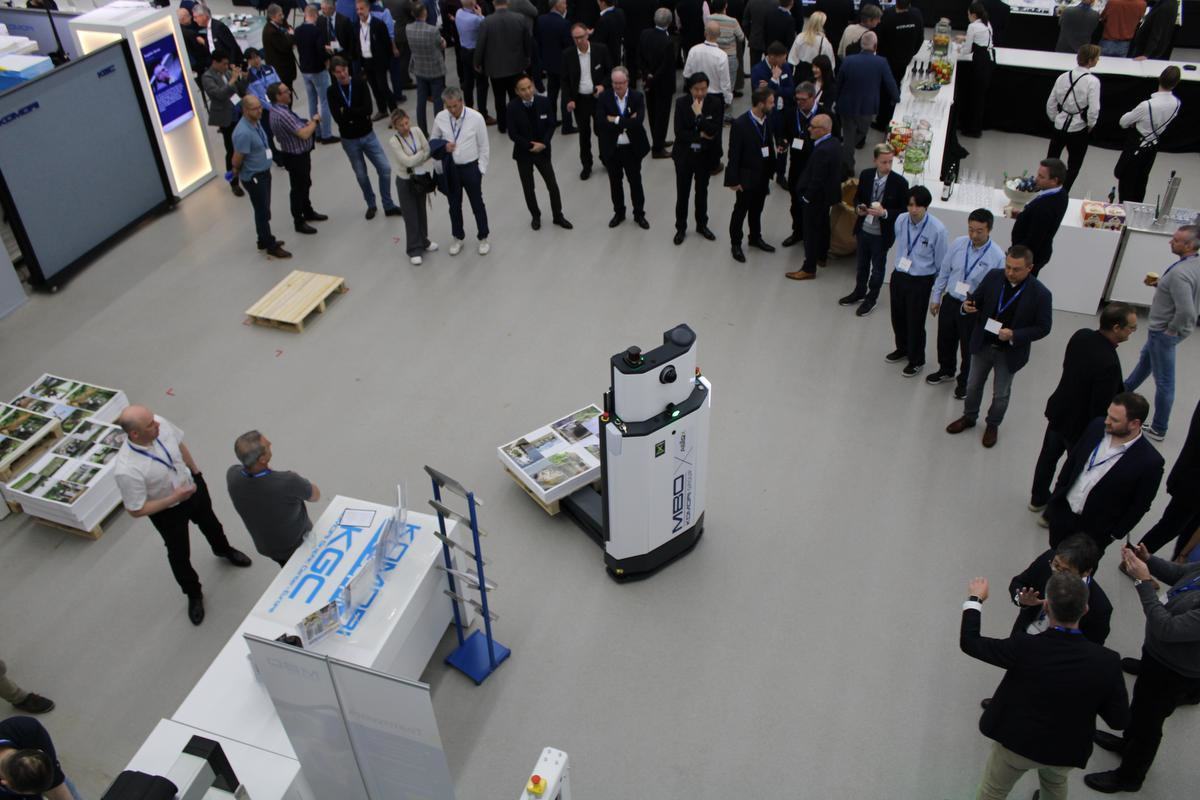 De Autonome Mobiele Robot (AMR) van het Oostenrijkse Agilox stal de show tijdens de Open House bij Komori., KDC