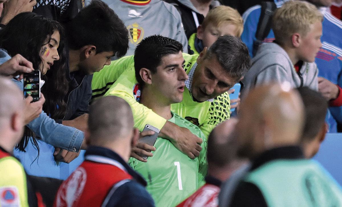 Thibaut calmé par son père après l'amère défaite face au Pays de Galles en quart de finale de l'EURO 2016., PHOTO BELGAIMAGE