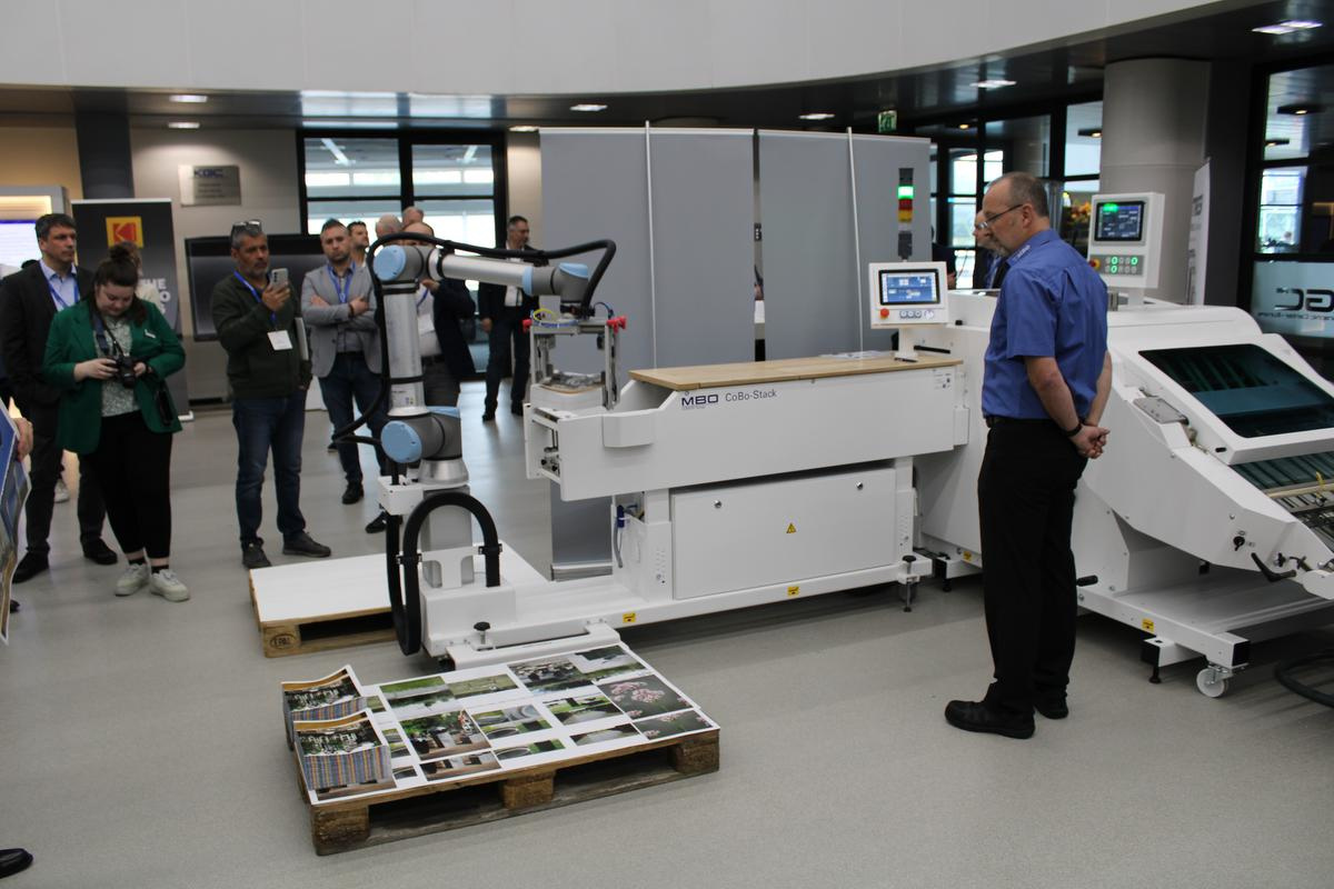 La logistique robotisée à l'oeuvre : le robot CoBo-Stack de MBO empile les imprimés sur une palette., KDC