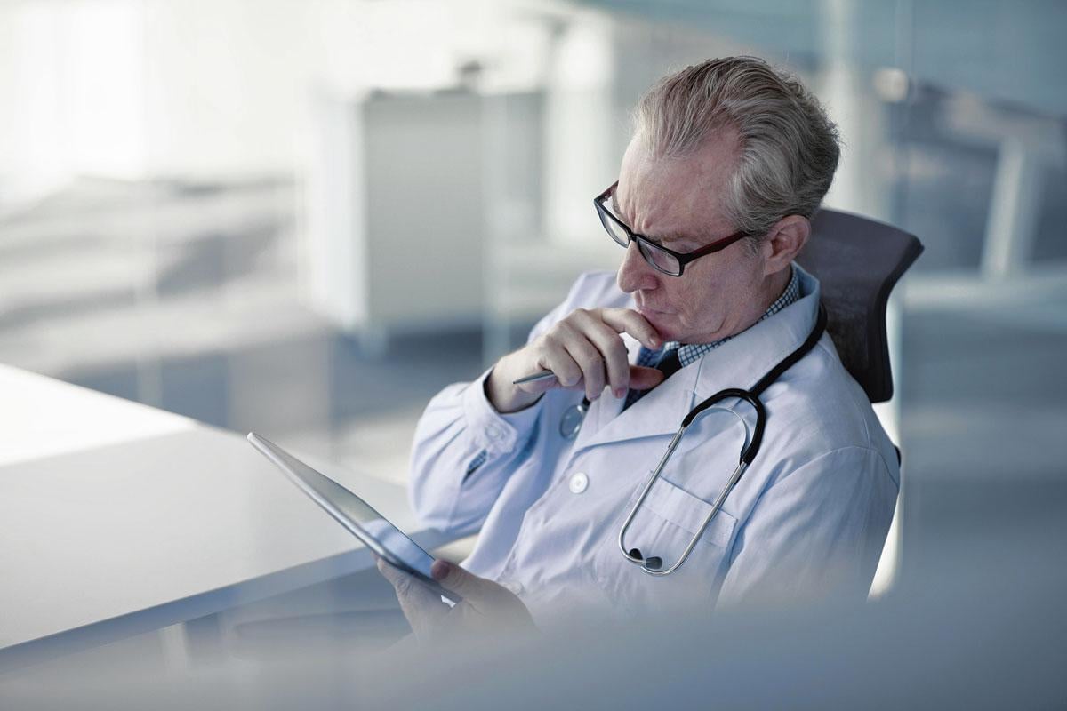 Un médecin pourra dans quelques mois réaliser une téléconsultation d'un détenu grâce à des lunettes connectées qui seront utilisées à la prison de Marche., Getty Images