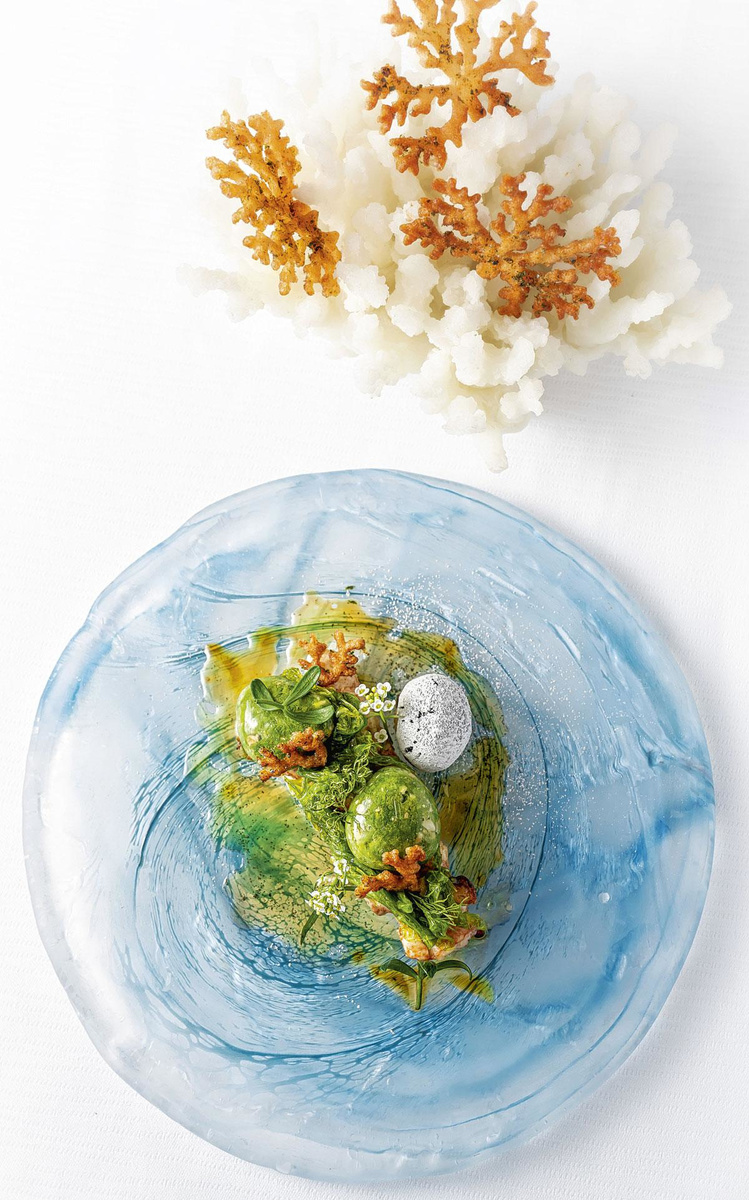 De délicieuses langoustines servies avec une salade d'algues de mer., MYRIAM THYS