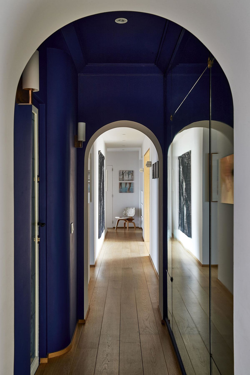 Dans le couloir, la teinte bleue est une allusion aux jardins de Majorelle, à Marrakech.
