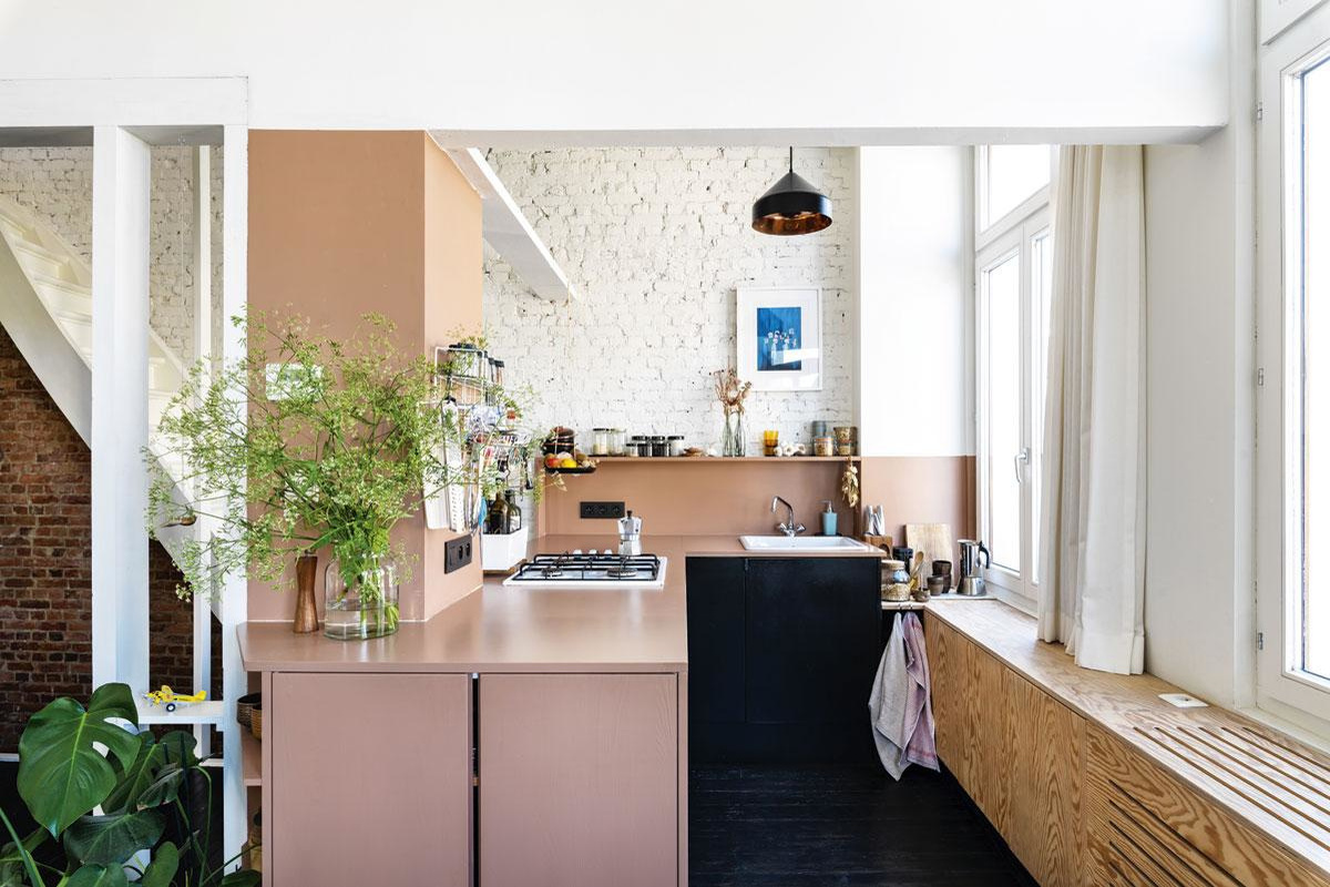 De open keuken is een combinatie van laminaattabletten en geschilderde Ikea-kasten. Het roze werd door een vriendin 'Kim Kardashian nude' gedoopt., MARTHE HOET