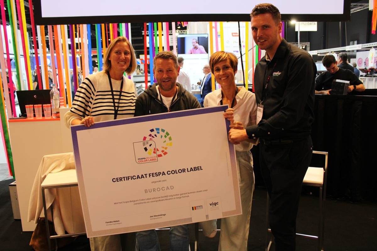 Burocad ontving het 'Fespa Belgium Color Label' na het Fespa-debat. Op de foto (vlnr) Mieke Neven (Burocad), Jean Van Houtryve (Visix Brand Shiners), Femke Helon (Fespa Belgium) en Andreas Foriers (Creafor)., KDC