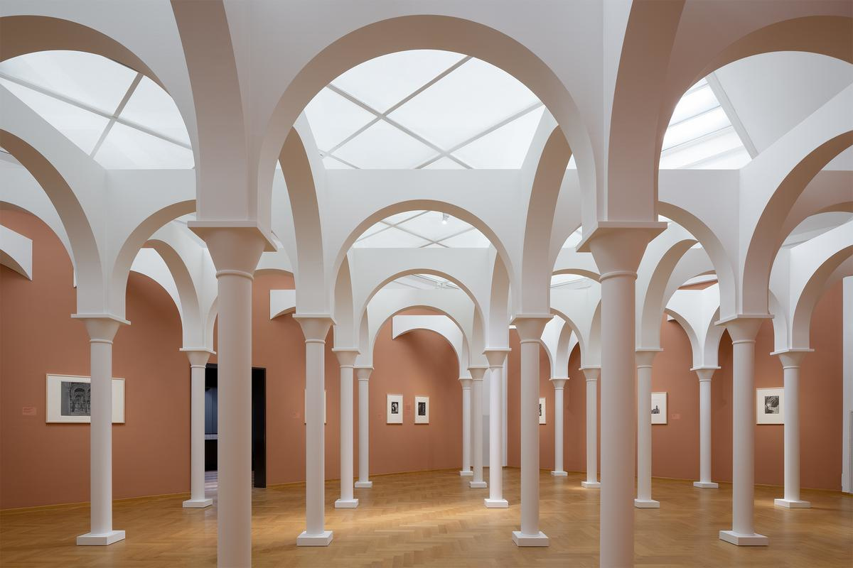 Vue d'ensemble de l'installation de Gijs Van Vaerenbergh et des estampes d'Escher dans la salle Architecture du possible., Johnny Umans