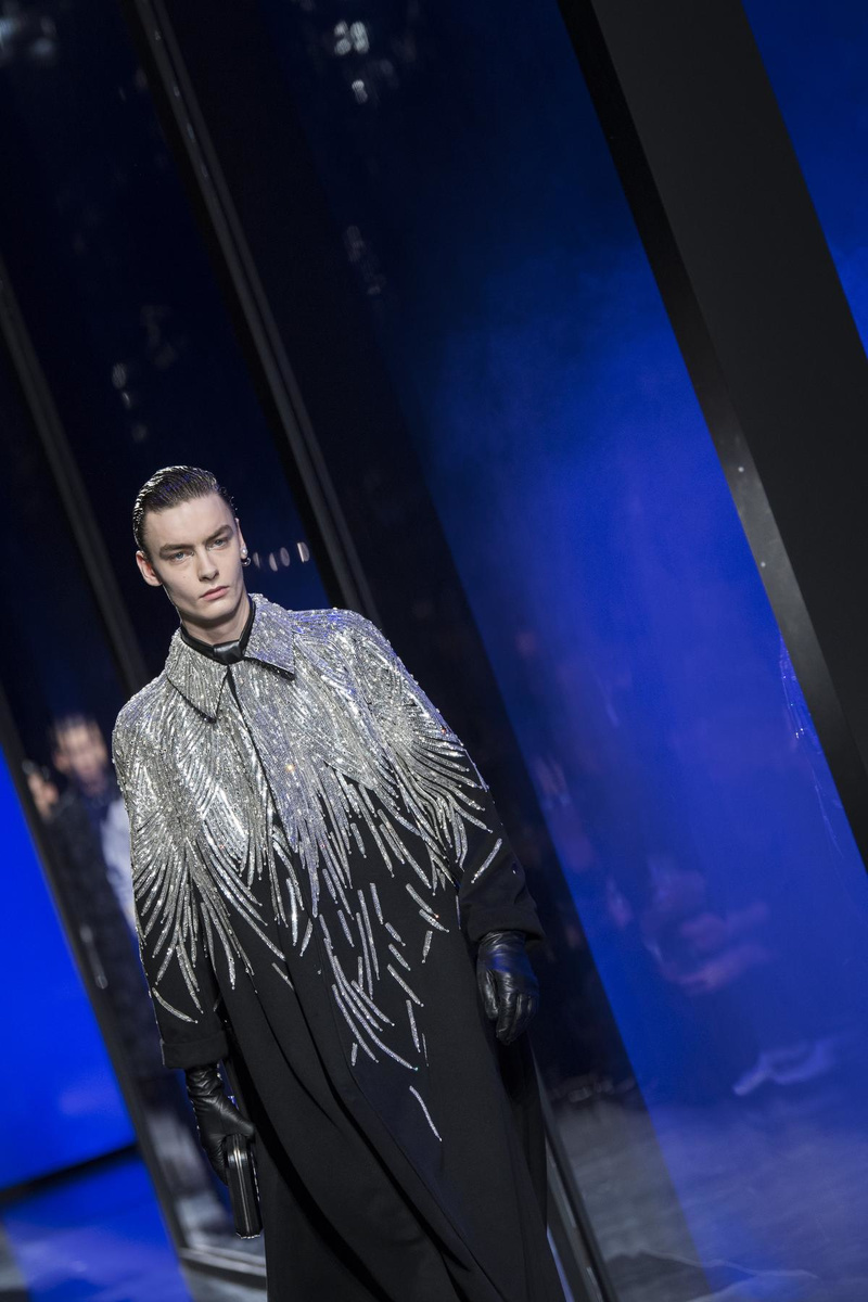 Le manteau serti de sequins de Dior Homme, Imaxtree