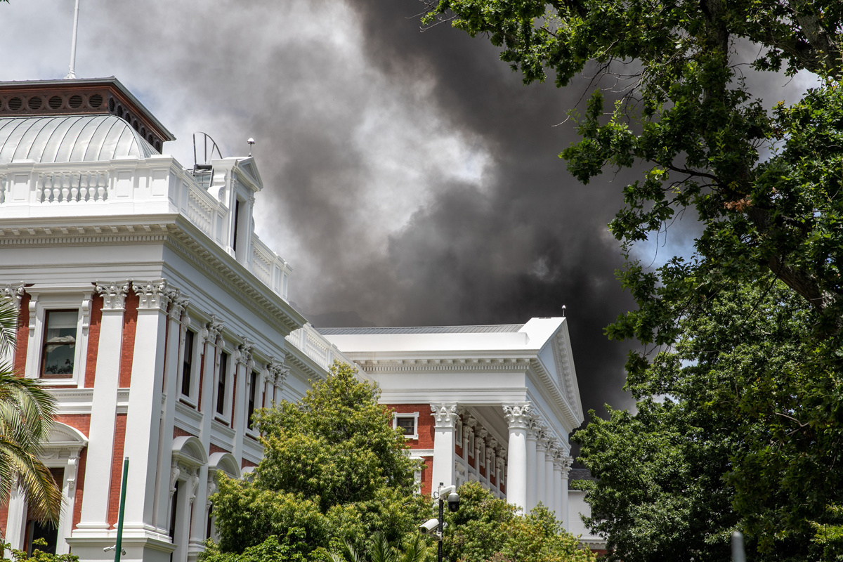 De Zuid-Afrikaanse autoriteiten onderzoeken mogelijke brandstichting en/of nalatigheid na de brand die zondag de parlementsgebouwen in Kaapstad heeft verwoest., Belga Image
