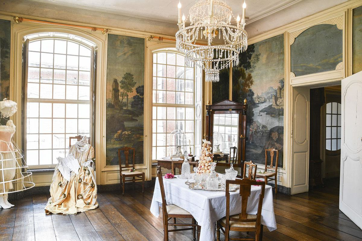 De gedekte tafel, alsof de 18de eeuw nooit is gestopt., Amélien Ledouppe, Ville de Namur
