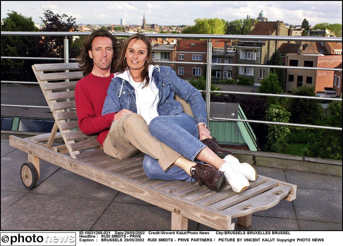 Qui ne rêverait pas de la place d'Isabelle Uytterhaegen, sur les genoux de Rudi Smidts?, PHOTONEWS