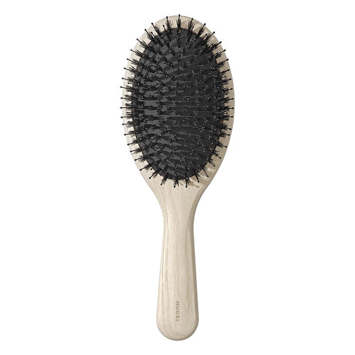 Obsessions beauté: Brosse à cheveux revitalisante dans son étui en cuir végan (79 euros), Nuori chez Beauty by Kroonen., SDP