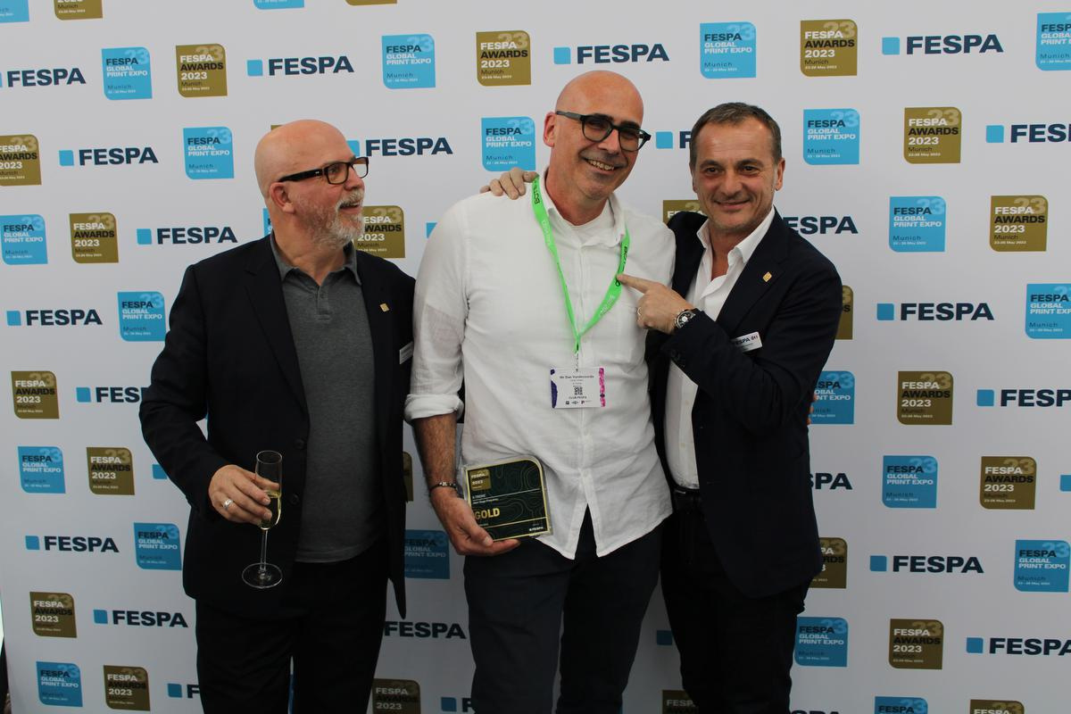 (De gauche à droite :) Graeme Richardson-Locke (FESPA), Dan Vandevoorde (Chief Inflator chez X-Treme Creations) et Christophe Aussenac (président de FESPA)., KDC