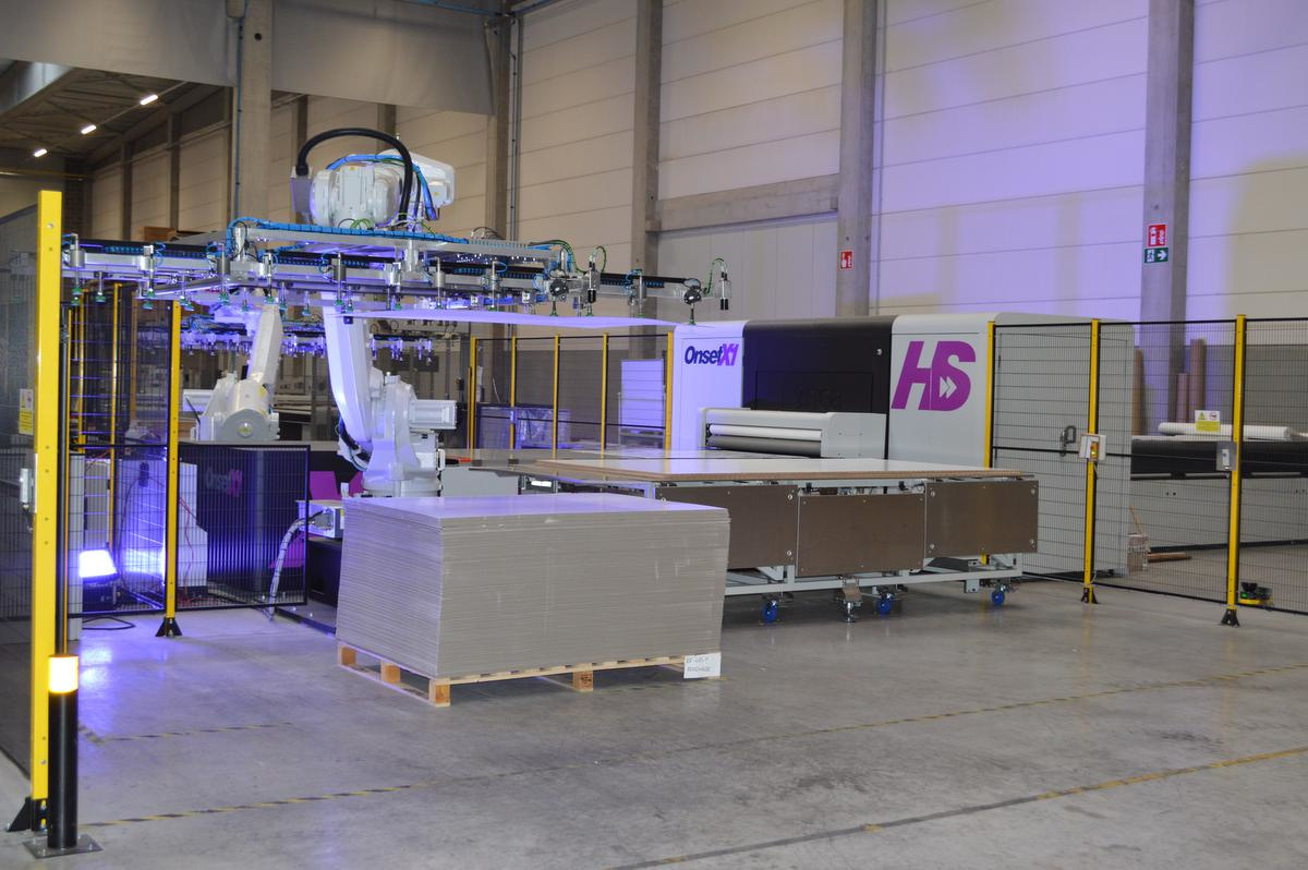 L'imprimante jet d'encre Inca Onset est chargée et déchargée par deux bras robotisés., AR