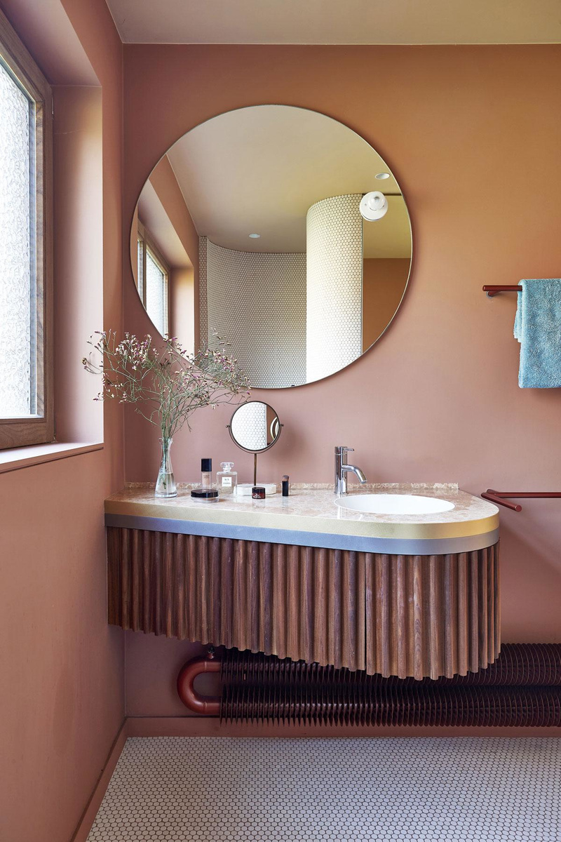In deze badkamer domineren sensuele vormen en een vrouwelijker palet van notelaar, messing en roze marmer. De tegeltjes van de douche vonden de architecten in Frankrijk., Jan Verlinde