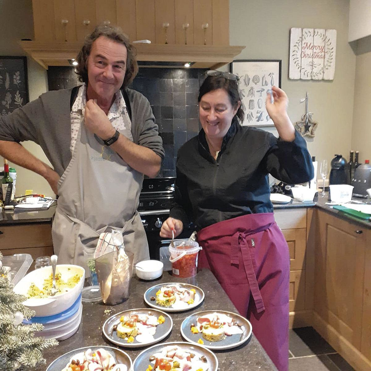 Mieke Van Mechelen aan het werk in de keuken, zjatteentaloere facebook