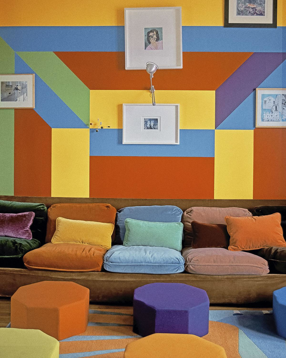 De Franse ondernemer Ramdane Touhami ontwierp zelf deze grafische muurschildering geïnspireerd op zijn Parijse jaren 30-appartement. Hij tekende ook de bijpassende sofa en poefs., CHARLOTTE DEREGNIEAUX