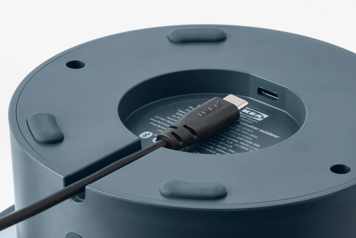 La recharge s'effectue via USB-C: le câble est fourni d'origine, mais pas l'adaptateur., Ikea