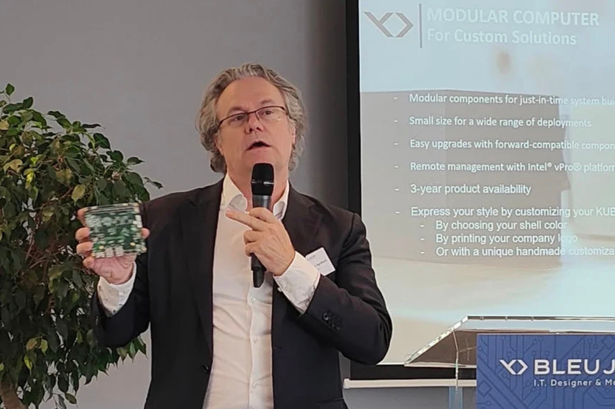 Jean-Christophe Agobert, le CEO de Bleu Jour, présente la carte-mère auto-développée et auto-fabriquée., DN