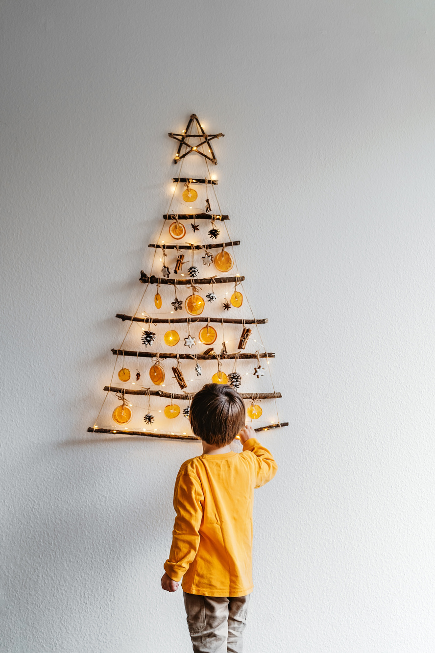 Met lampjes, gedroogde appelsienen en takken maak je je eigen kerstboom, Getty