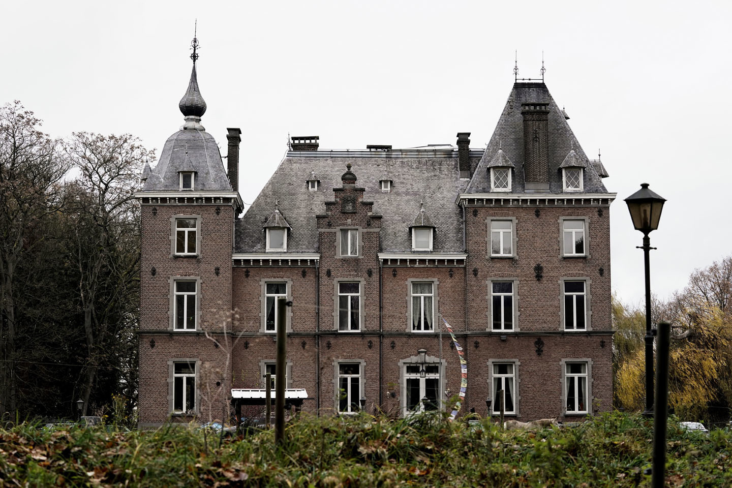 l etat belge vend le château de rivieren à l histoire mouvementée