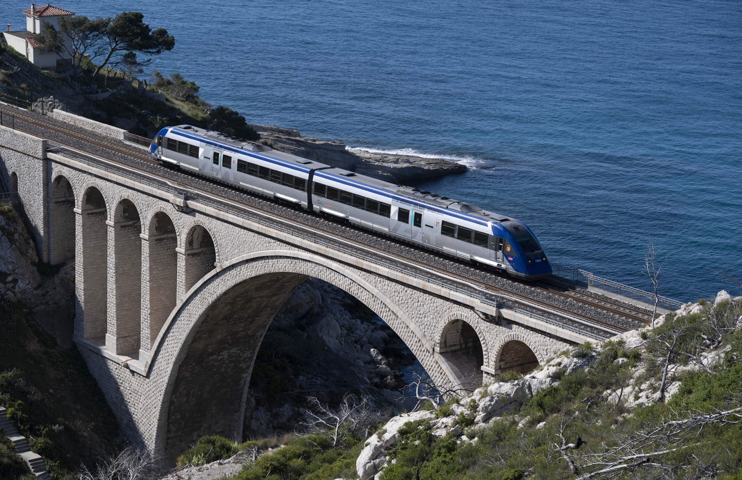 Le mythique train de la côte Bleue reprend du service, entre l'ocre des