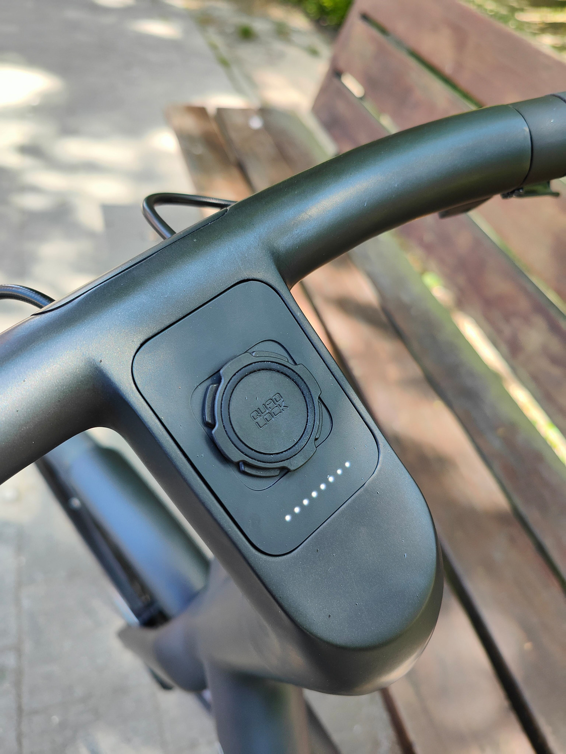 Grâce à ce support Quad Lock, fixez votre smartphone et charger-le sans fil. Les LED indiquent l'état de charge de la batterie de votre vélo., KVdS/DN