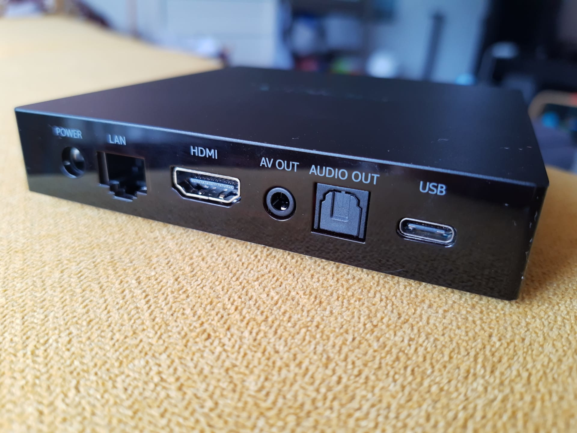 Naast een stroom- en HDMI- aansluiting beschikt de Nokia Streaming Box 8000 ook over een ethernetpoort (en wifi), een lijnuitgang, SPDIF out en een usb-C poort, opzij zit ook een gewone usb-aansluiting., PVL