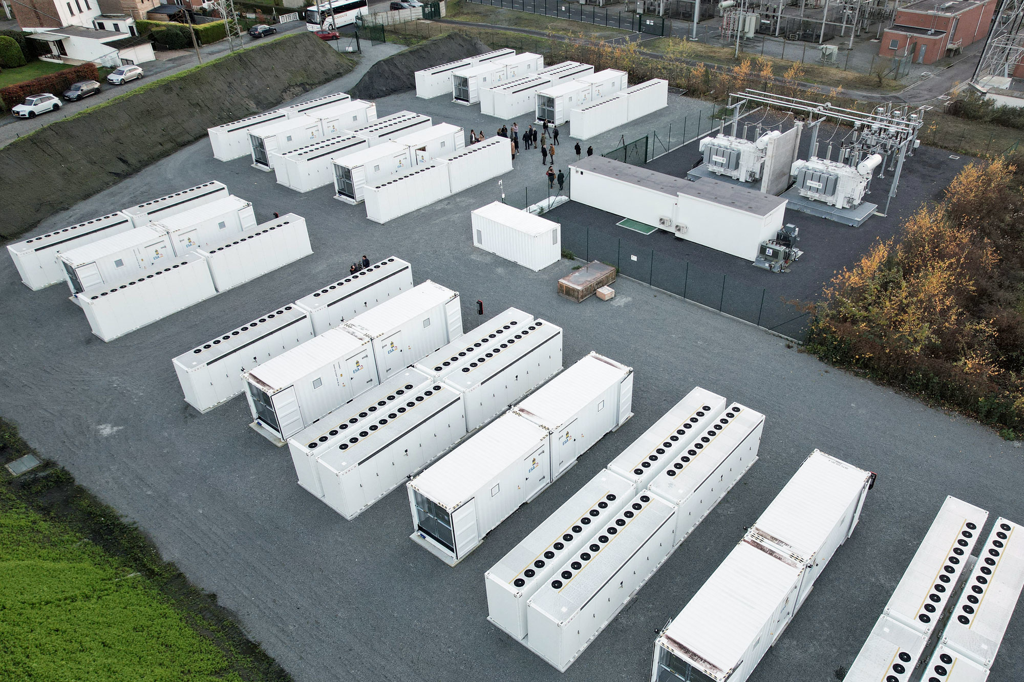 Les conteneurs blancs forment la plus grande centrale de stockage électrique d'Europe continentale., Belga