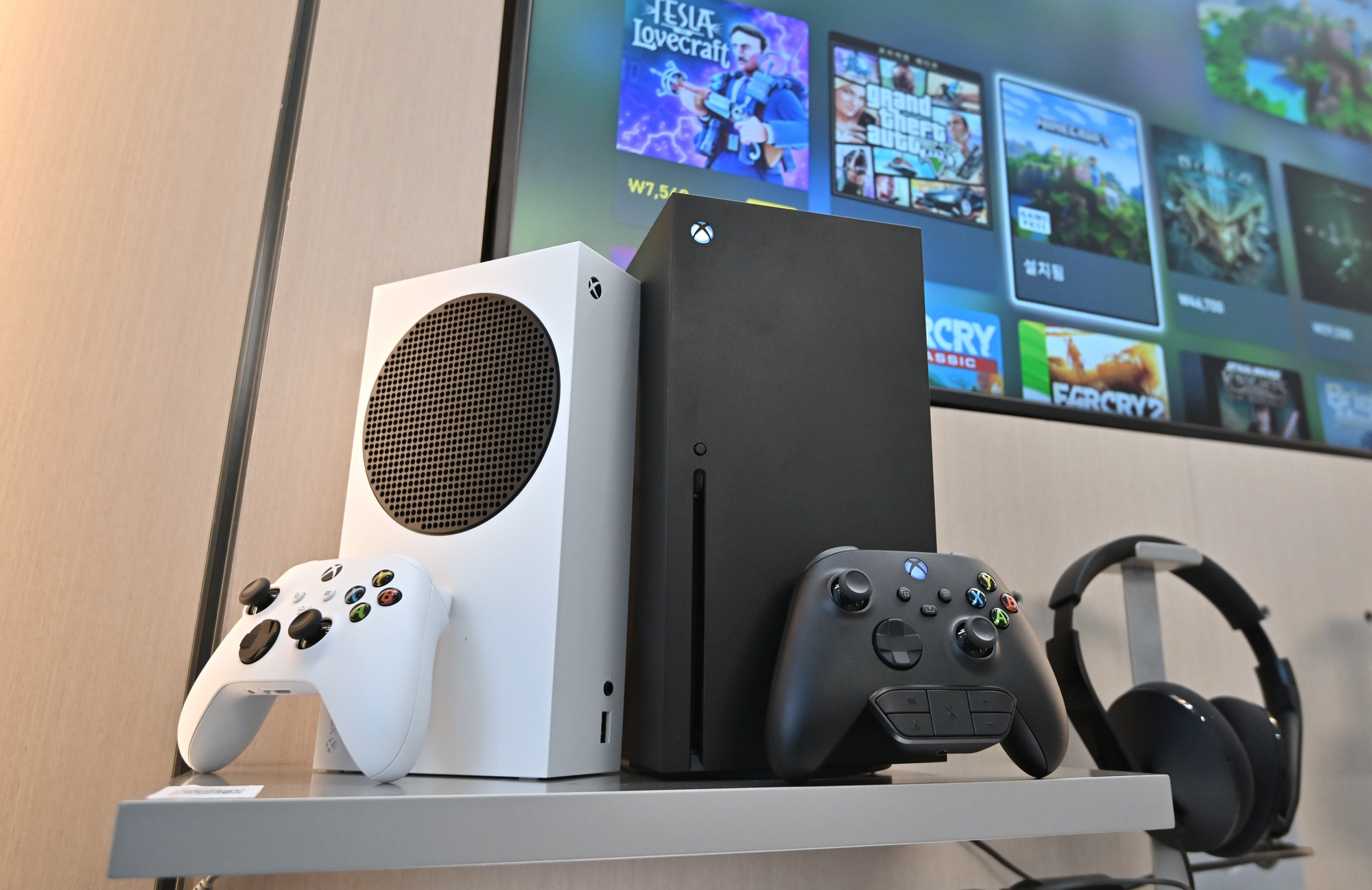 Les nouvelles Xbox Series X (en noir) et series S (en blanc) de Microsoft, BELGA IMAGE