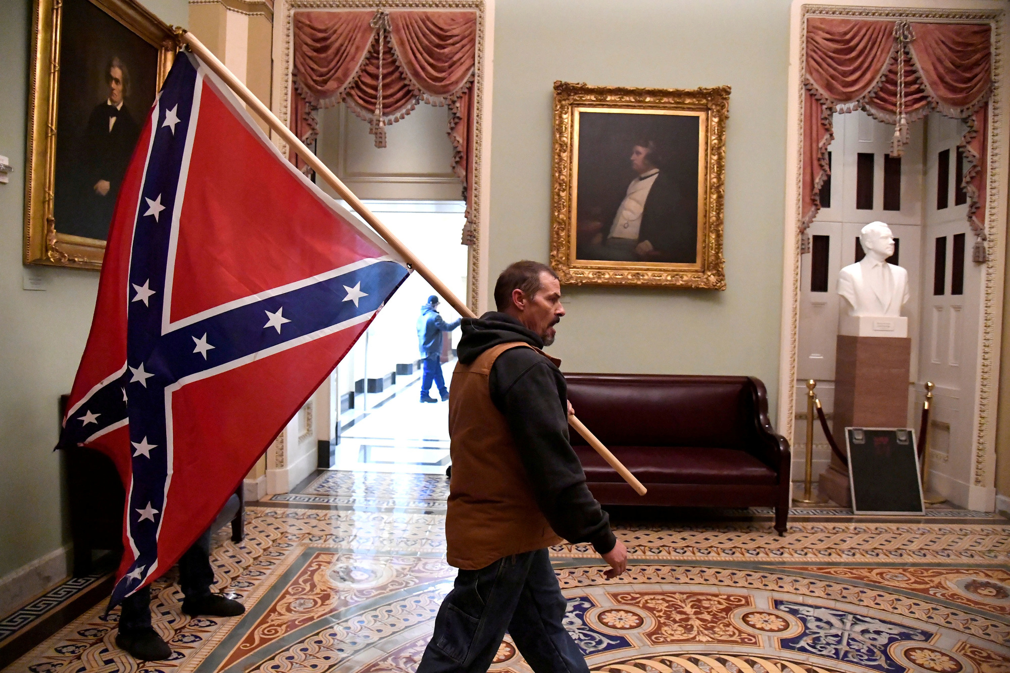 Man met de Confederale vlag (de vlag van de slavenstaten in de VS) op 6 januari, Reuters