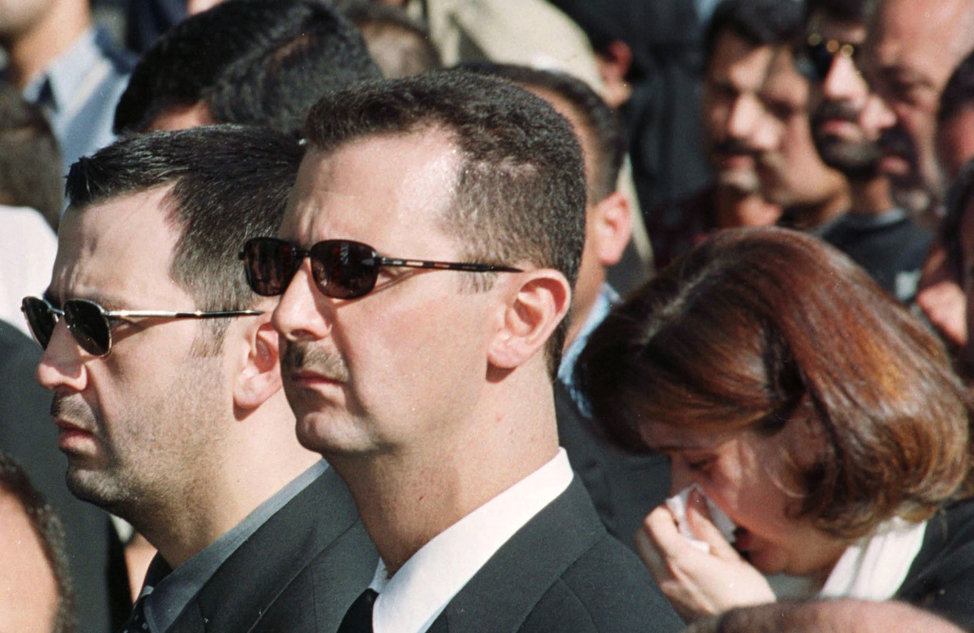 Maher (links) en Bashar al-Assad in 2000 tijdens de begrafenis van hun vader Hafez, Reuters