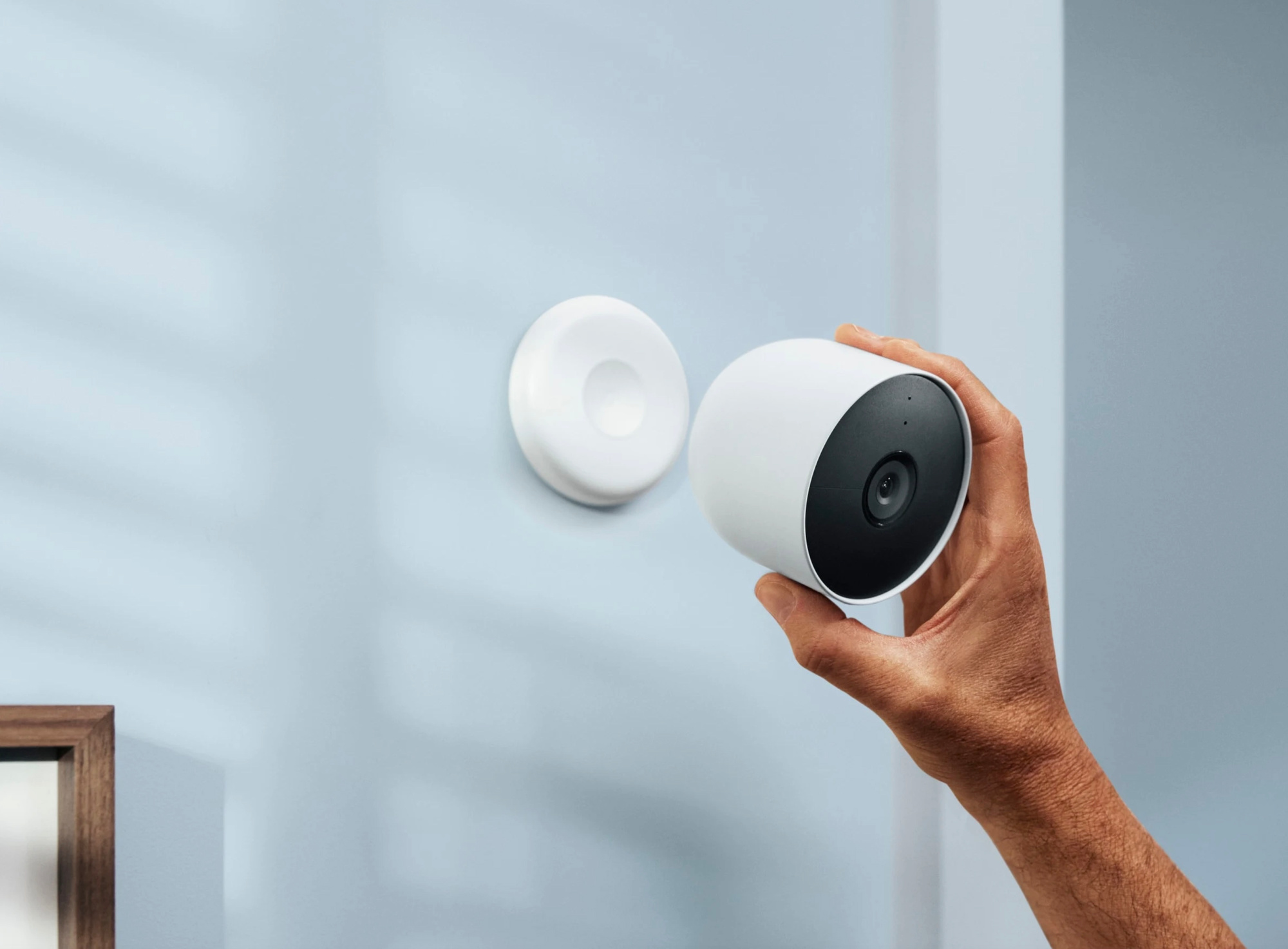 La Nest Cam rechargeable est fournie avec un support magnétique très puissant., Google