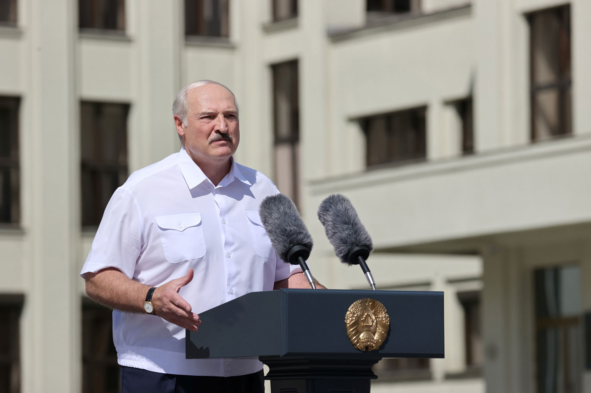 Aleksandr Loekasjenko spreekt zijn aanhangers toe op 16 augustus 2020., reuters
