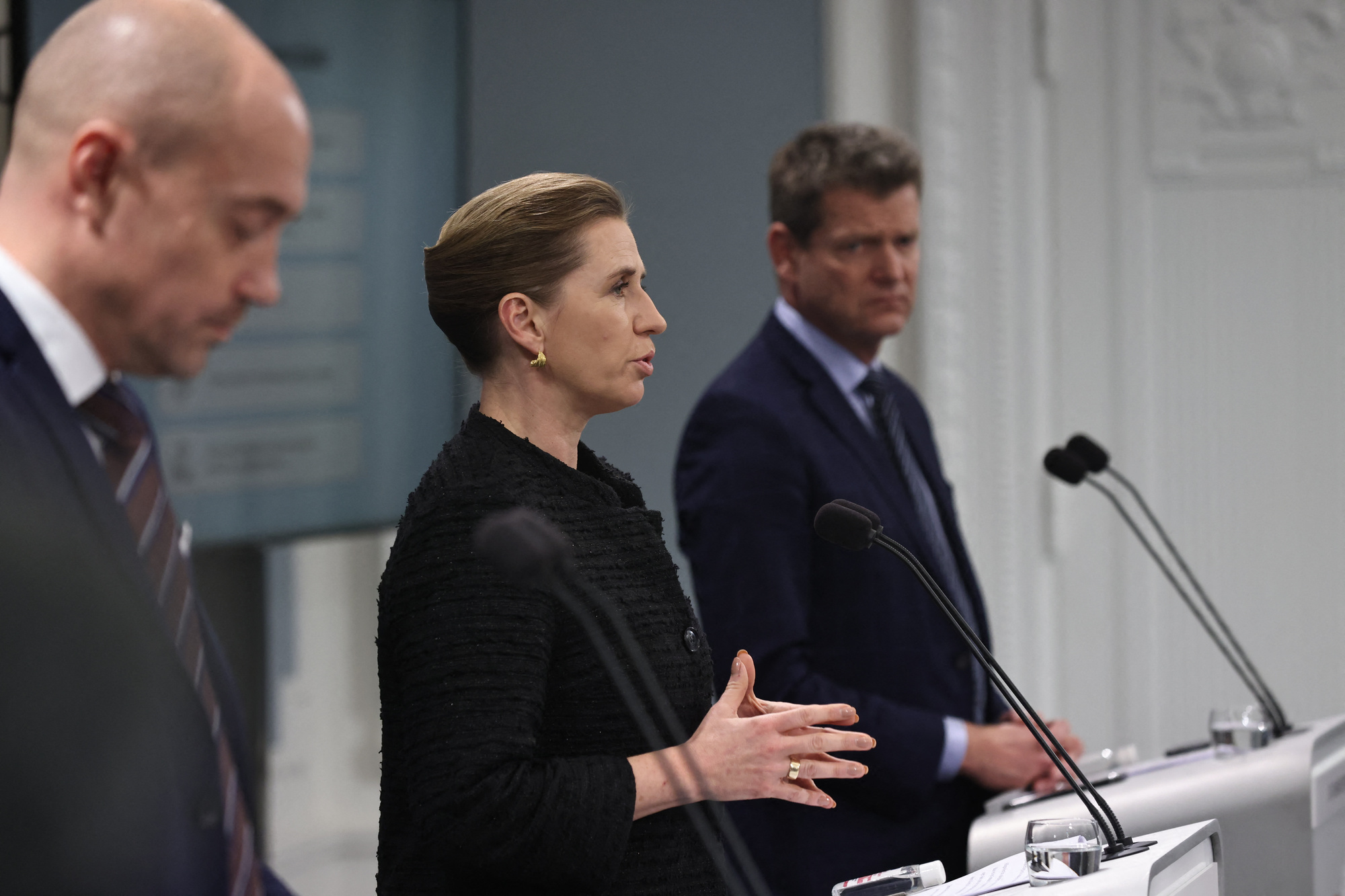 Le Ministre danois de la santé Magnus Heunicke, la Première Mette Frederiksen et le directeur du "National Board of Health" Soren Brostrom lors d'une conférence de presse le 17 décembre 2021., BELGA
