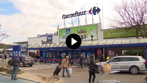 Gespannen Carrefour-personeel voert actie