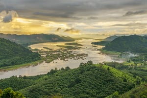 De Mekong rivier is plots helemaal van kleur veranderd