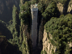 Direction l'ascenseur extérieur le plus haut du monde, dans le paysage qui a inspiré Avatar