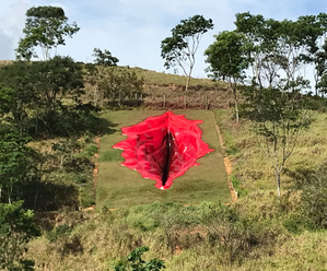 Une vulve de 33 mètres sculptées dans une colline fait débat au Brésil