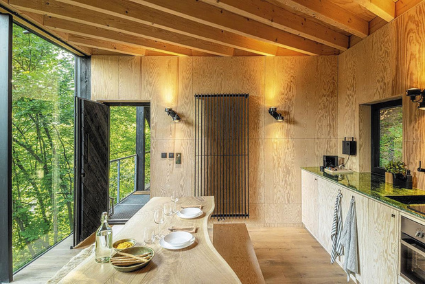 Hutstuf biedt houten cabins in La-Roche-en-Ardenne aan de oevers van de Ourthe, verstopt in de bossen. Inclusief rooftop-sauna met spectaculair boomzicht., DIETER VAN CANEGHEM