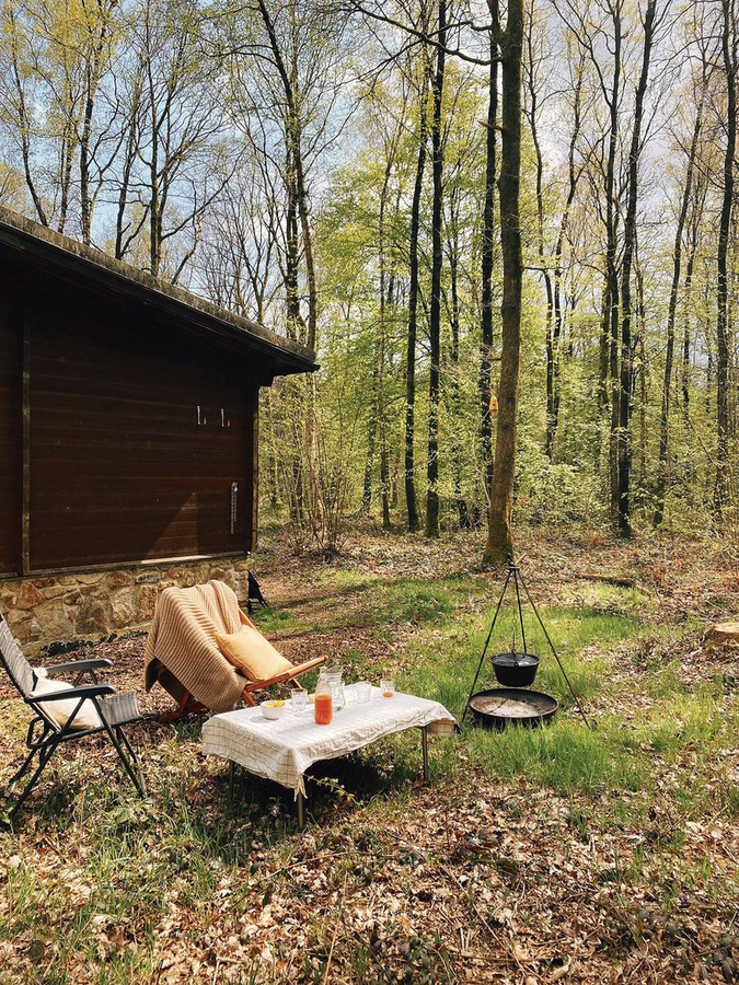 Forêt 45 zit in een kleinschalig vakantiepark in Oignies-en-Thièrache, omringd door het bos en vlak bij de Franse grens., Anneleen Vanhelmont