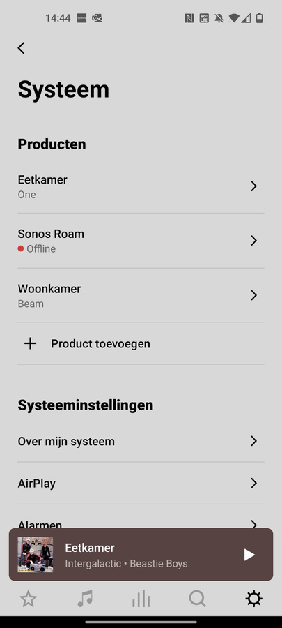 Wanneer de Sonos Roam uit staat (of wanneer de batterij leeg is), verschijnt die als offline in de app. De enige manier om die weer online te krijgen is de power-knop op het toestel eerst in te drukken., DN/KVdS