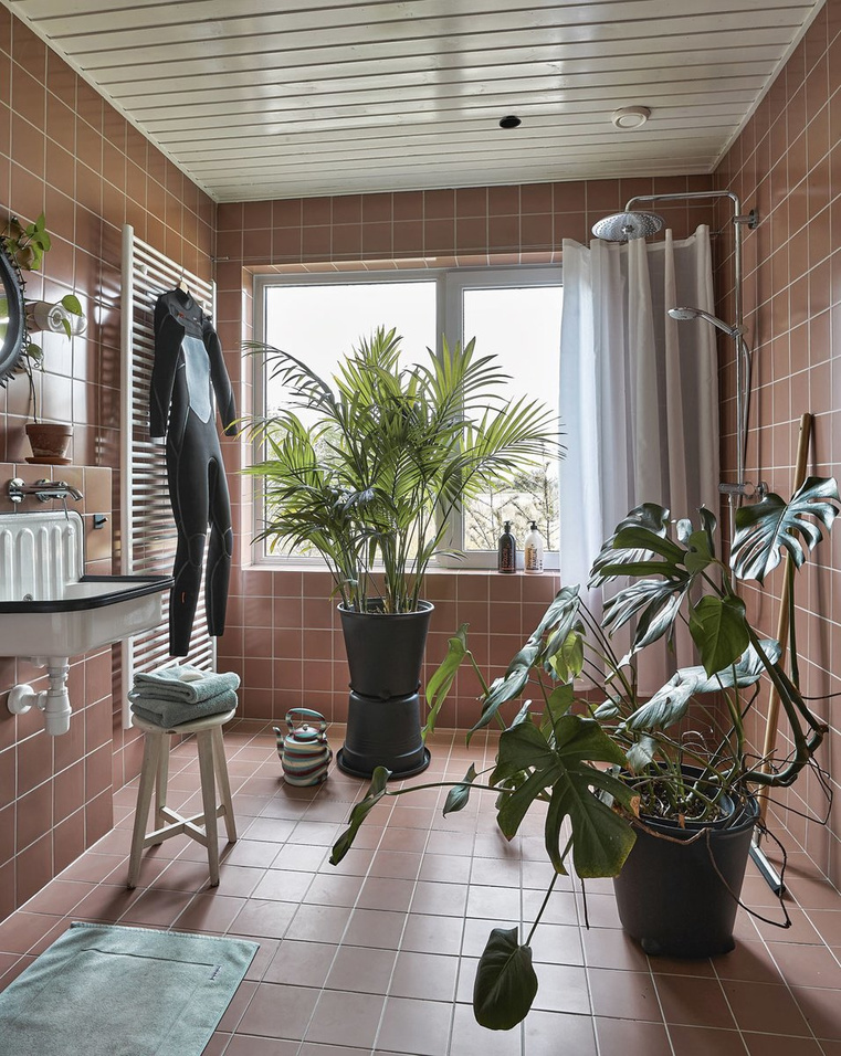Voor haar badkamer met koos interieurarchitecte Kim Verbist voor roze Nederlandse Mosa-tegels., Jan Verlinde